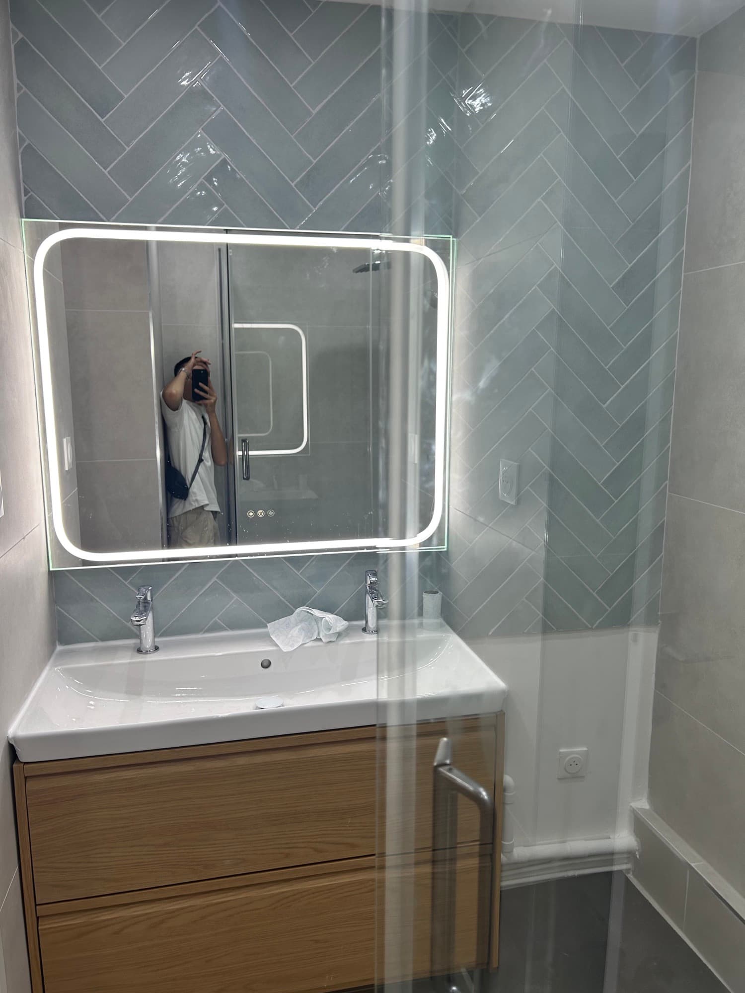 Paris 15e : seconde salle de bain, carrelage en chevrons vert-de-gris, double vasque et miroir lumineux