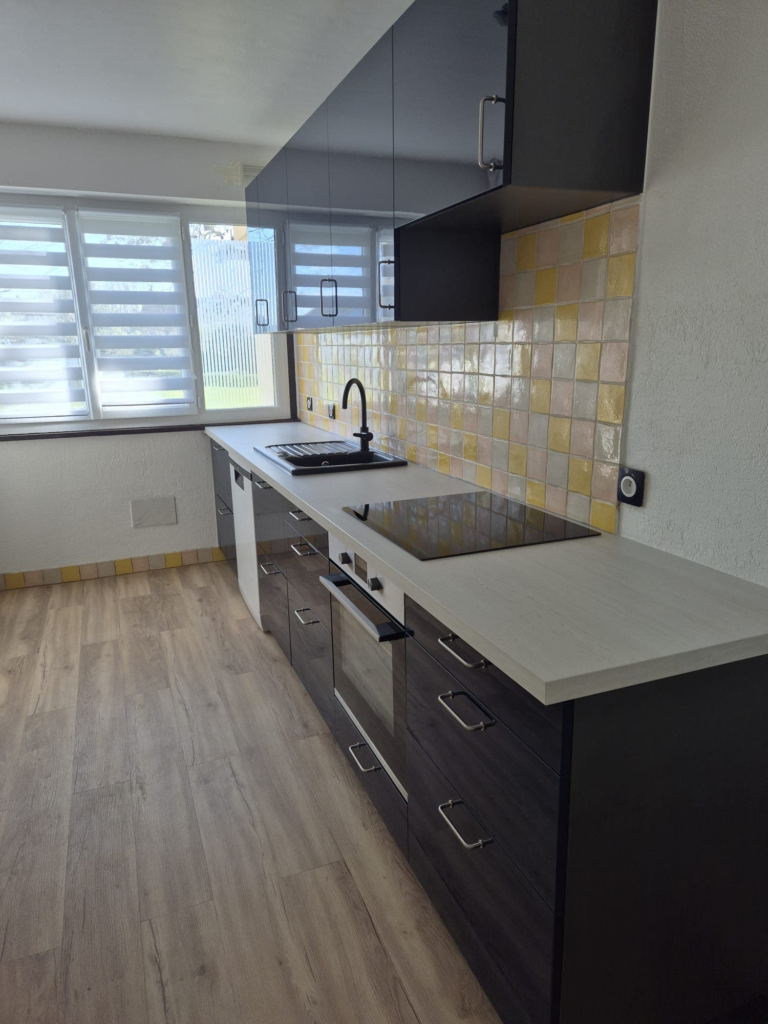 Cuisine équipée anthracite à crédence jaune